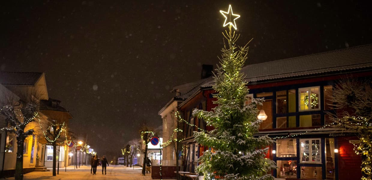 juletre ute i snøvær i bysentrum