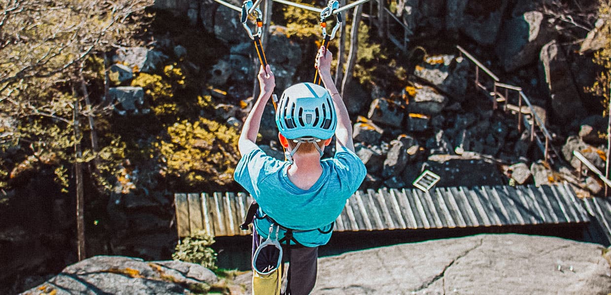 gutt med blå t skjorte i zip line
