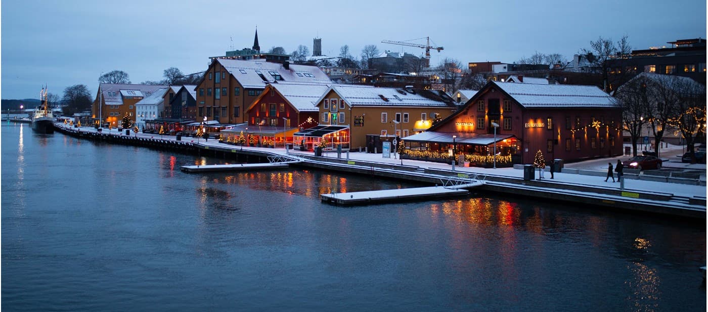 vinter og julestemning på brygge