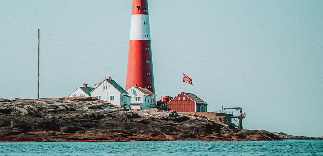 fyrtårn med hus på en øy