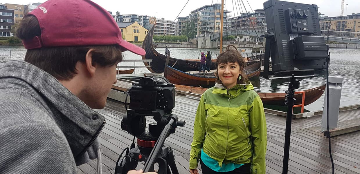 Lorelou Desjardins på brygge med vikingskip i bakgrunnen