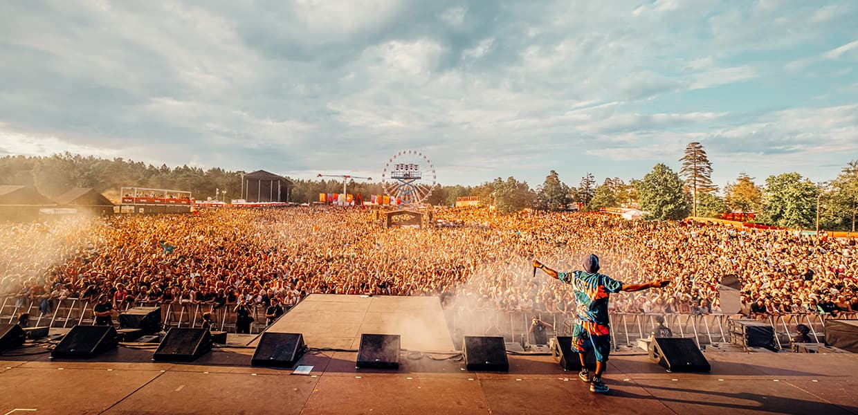 Artist på scene med stort publikum