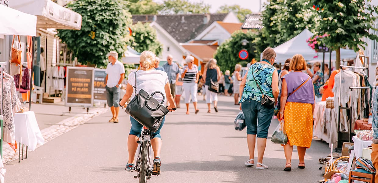 person på sykkel i handlegate