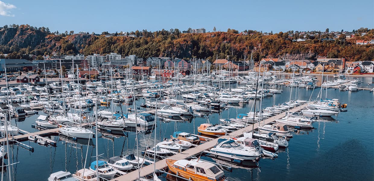 båthavn full av båter på sjøen i Holmestrand