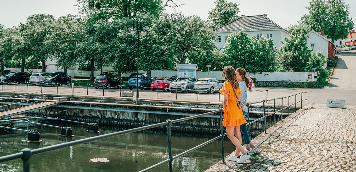 to personer på en bro