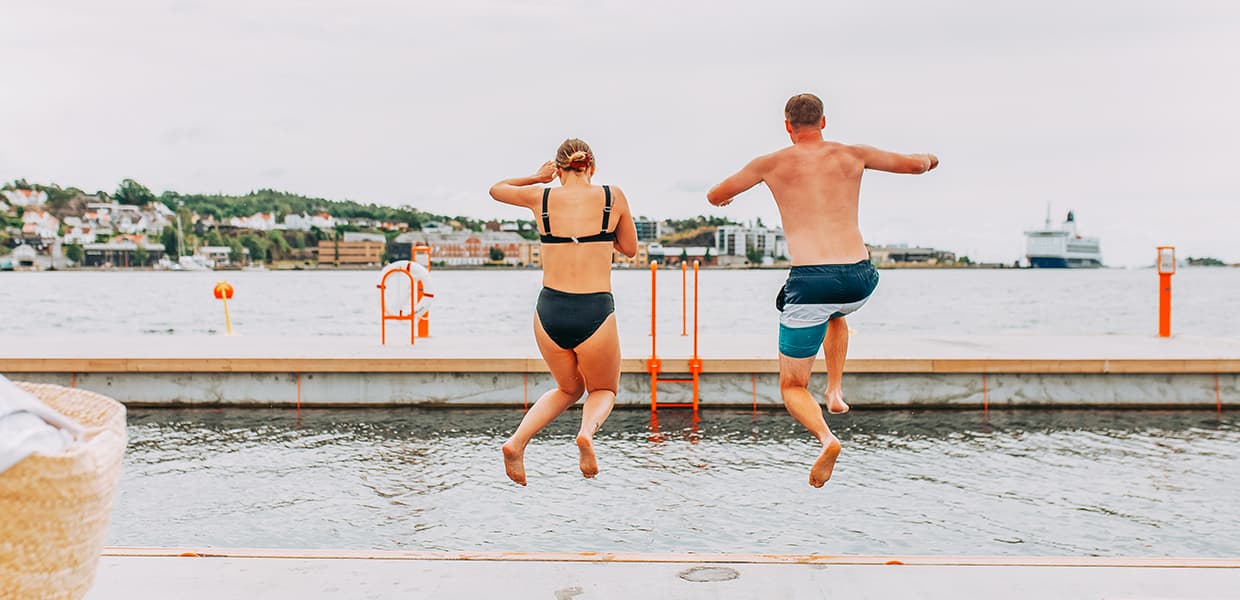to personer hopper ut i havet i Sandefjordsfjorden