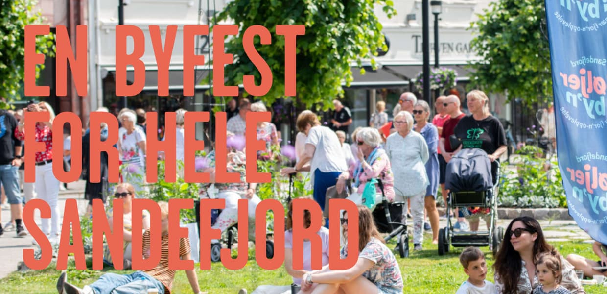 En byfest i Sandefjord hvor en mangfoldig gruppe mennesker slapper av og samles ute i en solfylt park, med uformell atmosfære. En byfest for hele Sandefjord står skrevet i lakserosa farge på venstre del av bildet.