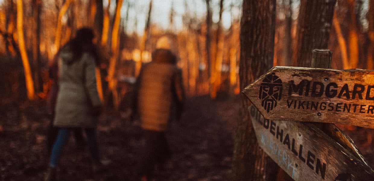 to damer på vikingsenteret midgard