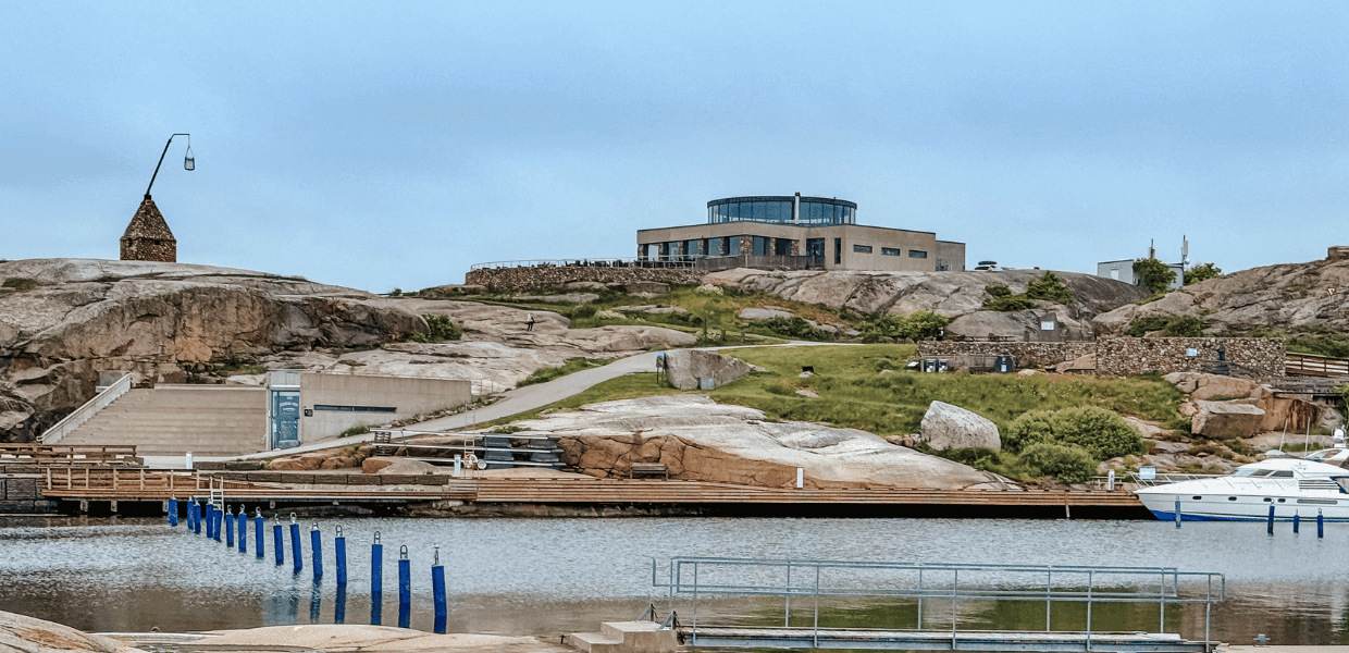 Vippefyr og besøkssenter på fjeltopp sett fra sjøen